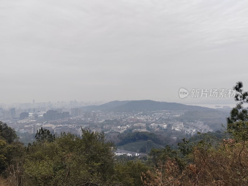 山林间眺望远处城市的远景图