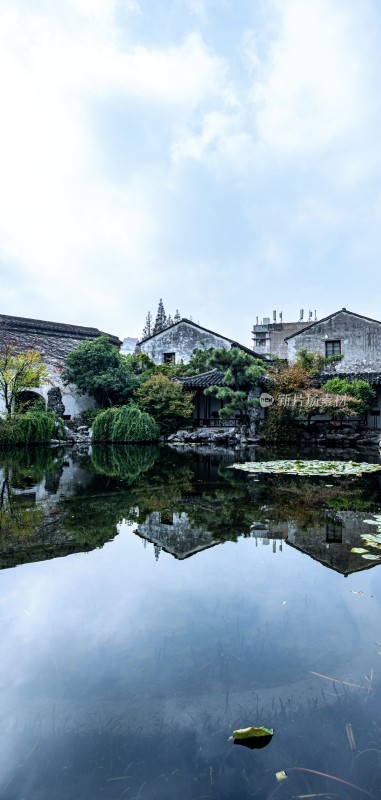 苏州艺圃中式庭院池塘倒影景观