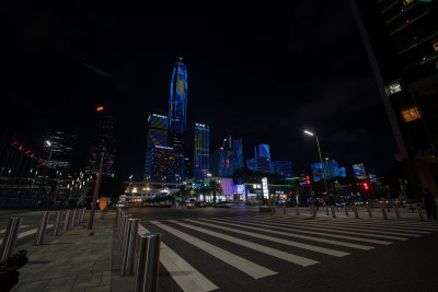 城市街道夜景下的高楼与车流光轨