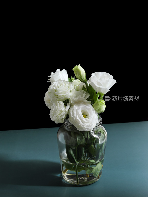 桌面上的一瓶白色的插花