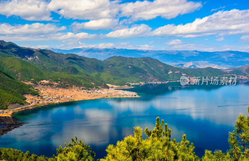 云南丽江泸沽湖山湖蓝天白云全景风光