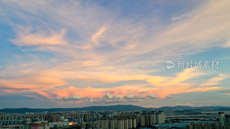 城市天际线下的夕阳余晖