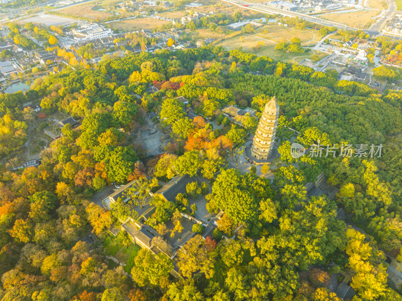 航拍秋季清晨无人的苏州虎丘山风景区