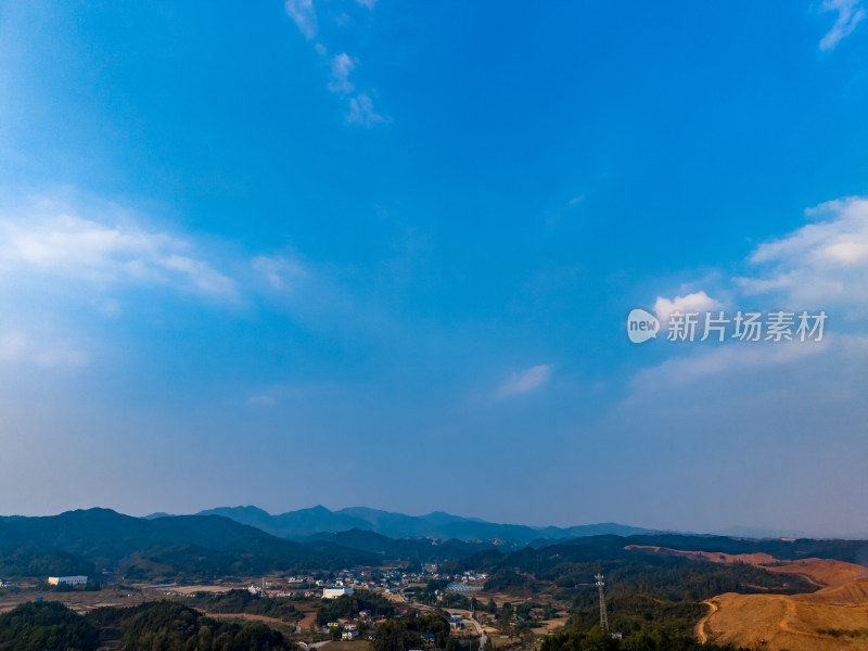 湖南山川丘陵农田乡村蓝天白云航拍图