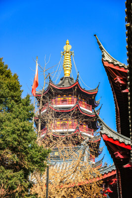 晴朗天空下的南京千年古刹鸡鸣寺