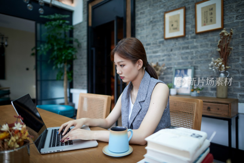 在室内使用电脑办公的亚洲白领女性