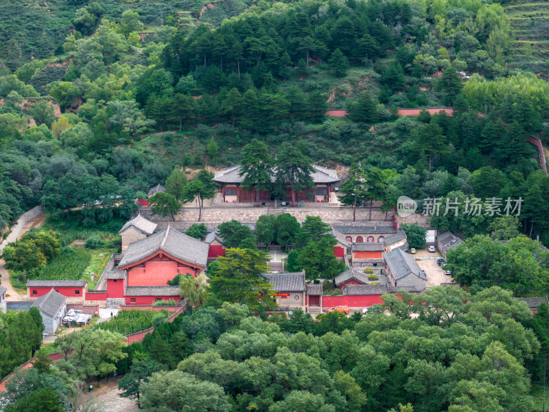 被山林环绕的佛光寺古建筑群鸟瞰全景