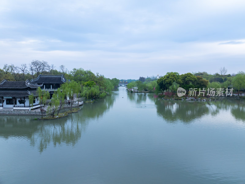 航拍烟雨江南扬州瘦西湖风景区全景