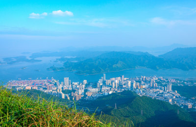 深圳梧桐山顶俯瞰盐田城市建筑与海景风光