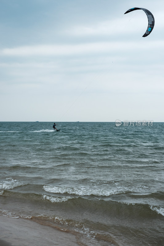 海上风筝冲浪者在水面驰骋的场景