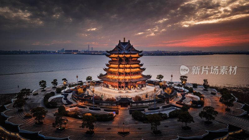 重元寺湖畔古建筑夜景全景