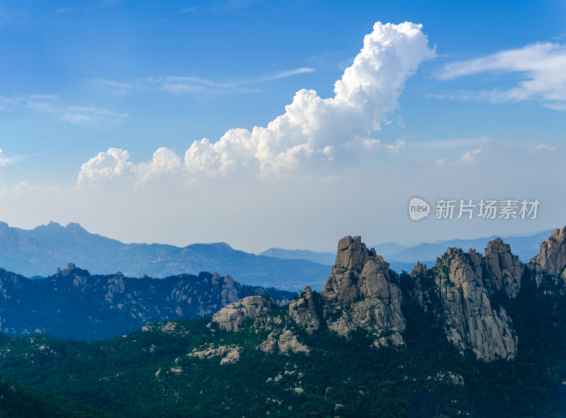 青岛崂山蓝天白云与青山