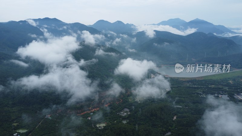 广东东莞：雨后山上云雾缭绕