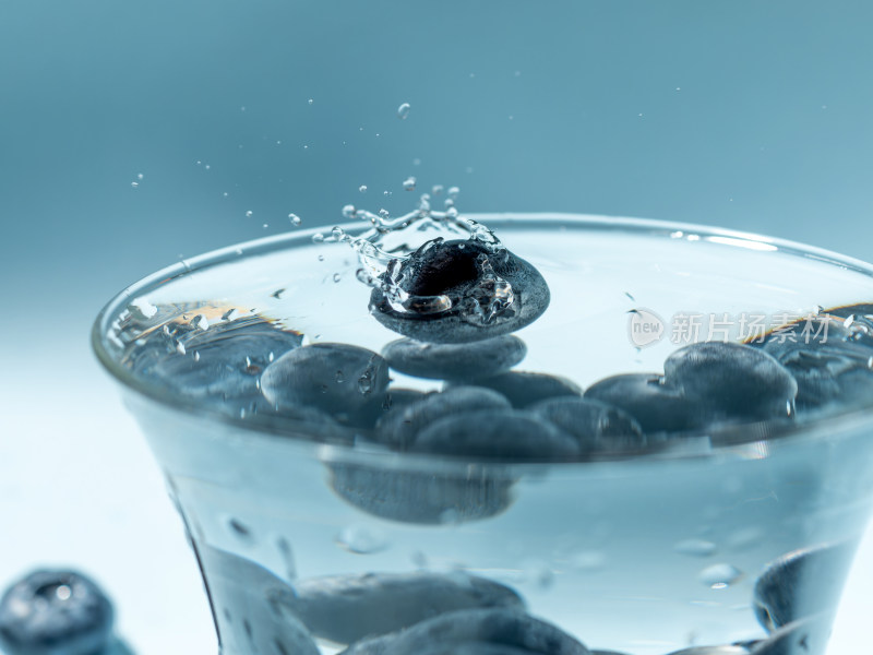 蓝莓落入水杯瞬间特写