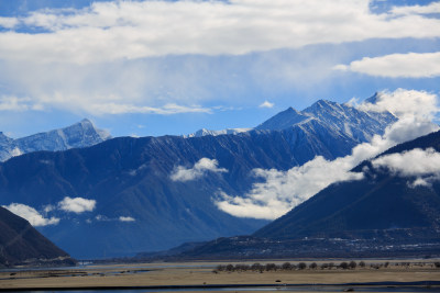 中国西藏林芝雅鲁藏布江苯日神山旅游区