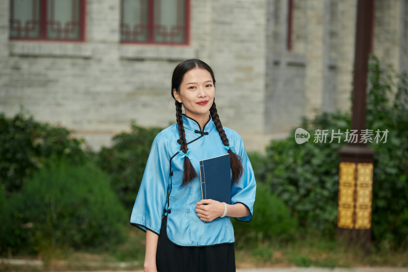 在古城身穿民国学生服饰的女大学生