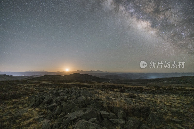 户外星空下的山脉夜景