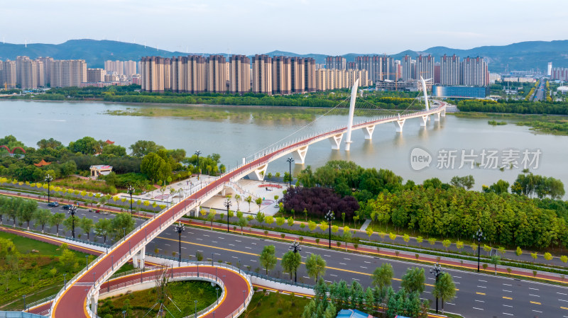 城市风景航拍建筑楼房河流桥梁全景图