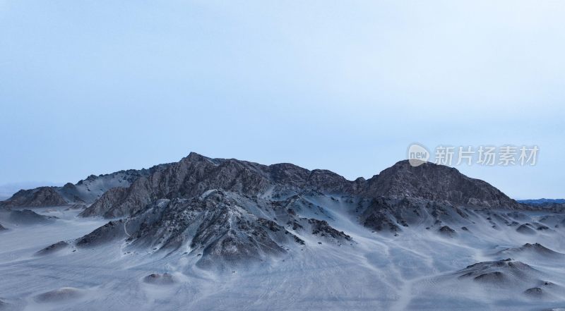 荒凉沙漠中的连绵山丘全景