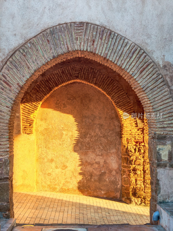 古老拱形建筑门洞光影景象