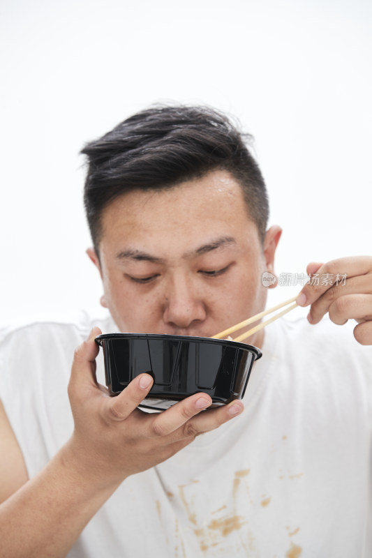 大吃特吃各种食物的肥胖亚洲男子