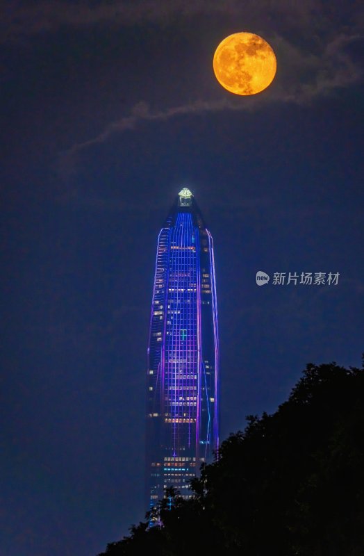 深圳平安金融中心夜景与满月同框