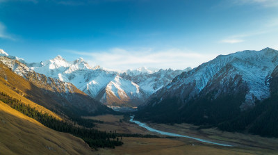 雪山河谷自然风景