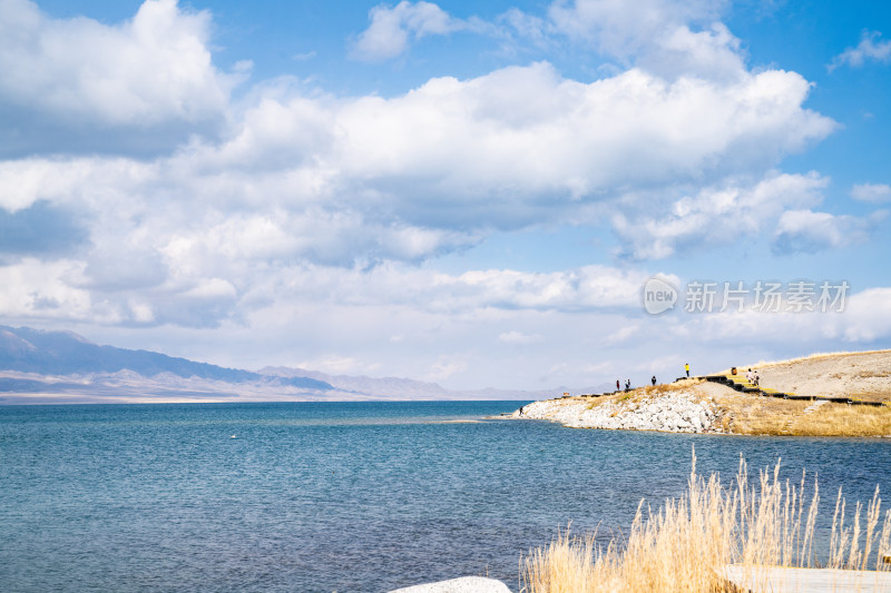 新疆名胜景区赛里木湖蓝色湖水