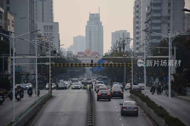 高楼林立间的车水马龙