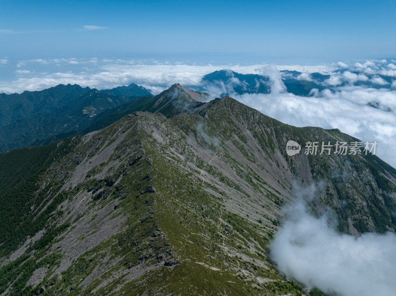 云雾笼罩的山川