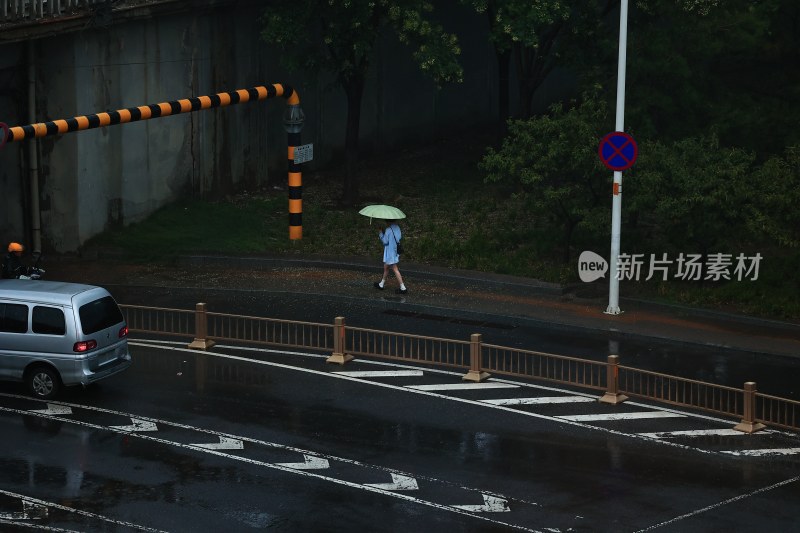 街道交通 雨 下雨 雨天 城市 街道