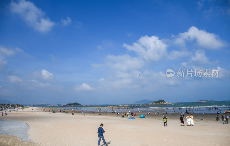 沙滩上人群休闲场景