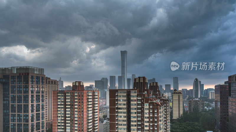 北京乌云笼罩下的城市高楼景象