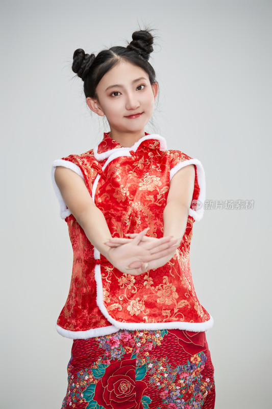 白色背景下身穿喜庆传统服饰的亚洲可爱少女