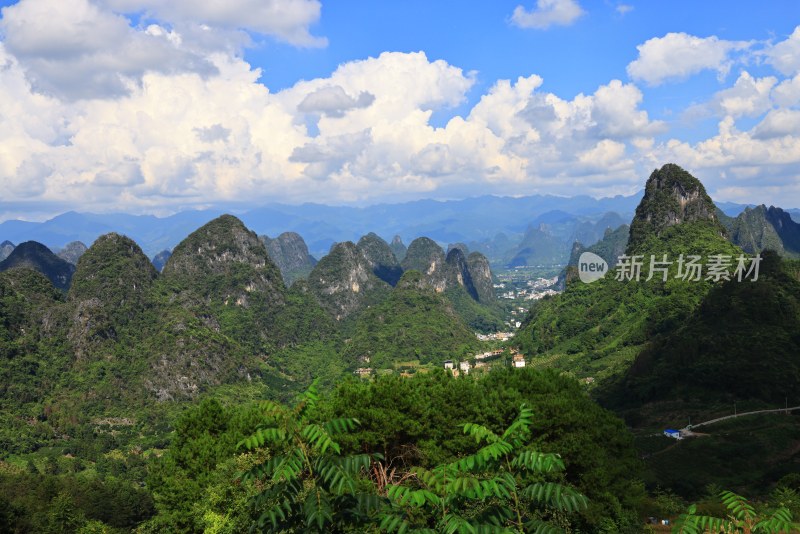 广西桂林山脉 蓝天白云 美丽中国