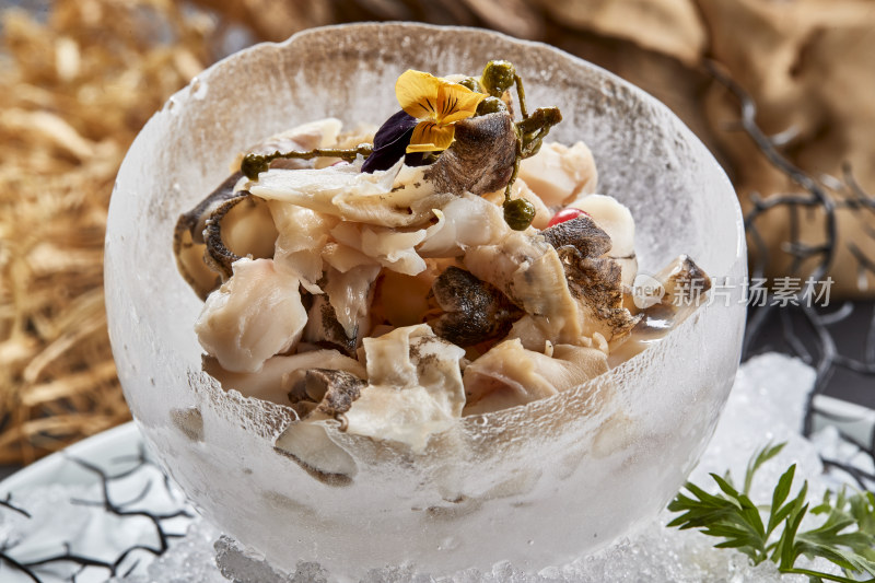 冰制作的餐具器皿装的大海螺肉（温拌螺头）