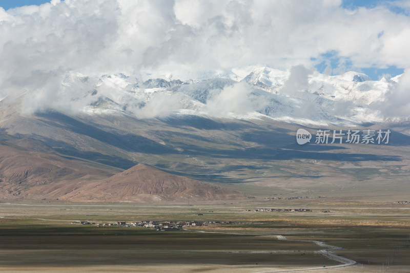 西藏日喀则市岗嘎镇看喜马拉雅山脉雪山风光