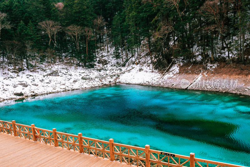 川西九寨沟冬季雪山碧蓝海子唯美