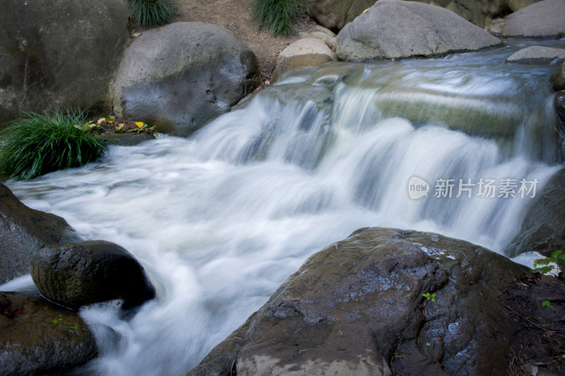 小瀑布场景特写