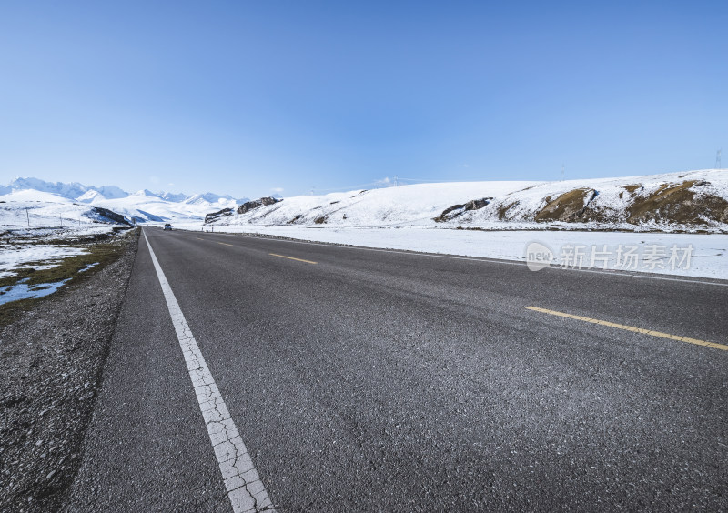 雪山旁的公路风景