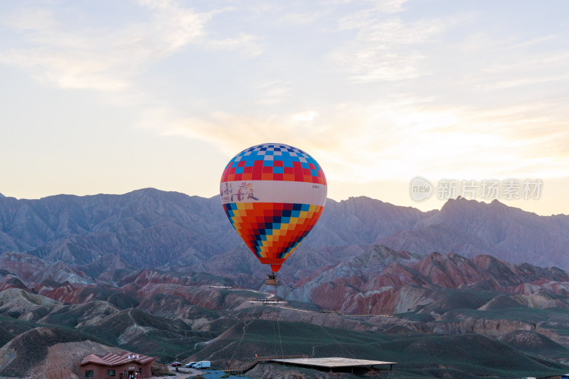 甘肃张掖七彩丹霞景区丹霞地貌彩色丘陵