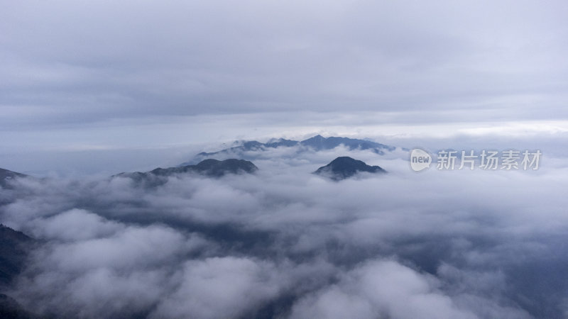 武功山云雾缭绕的山间壮观云海自然景观