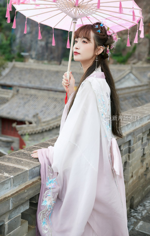 穿古装汉服手持工艺伞的东方美少女