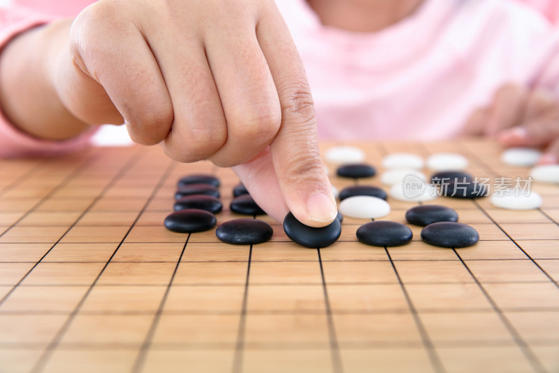 年轻妈妈教孩子下围棋