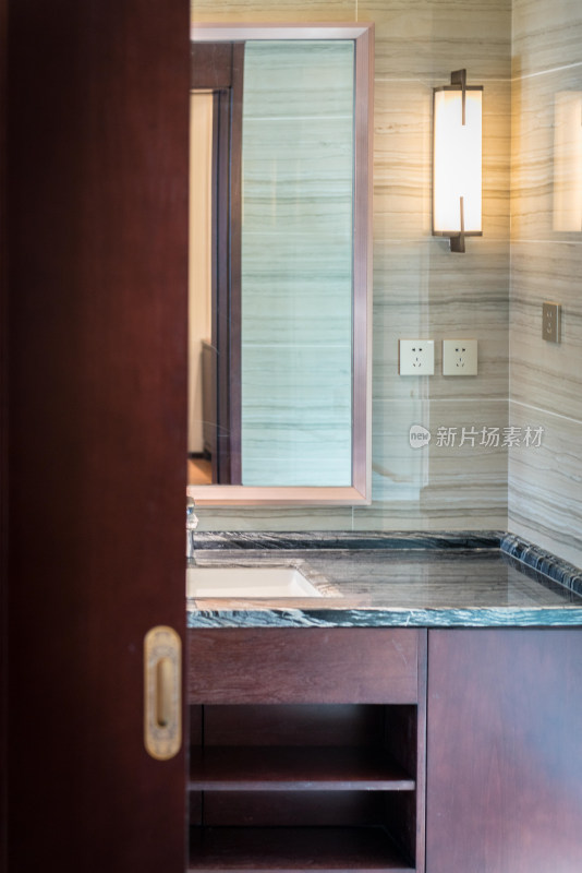 室内浴室洗手台及镜柜场景