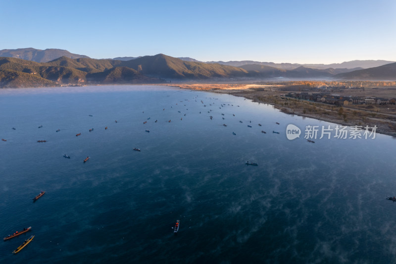 泸沽湖冬天唯美晨雾冬景