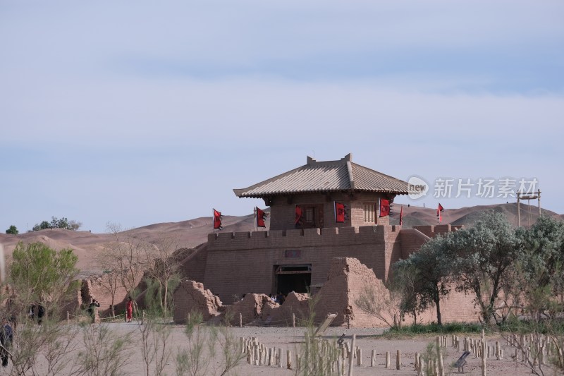 沙漠中的古代城楼建筑阳关