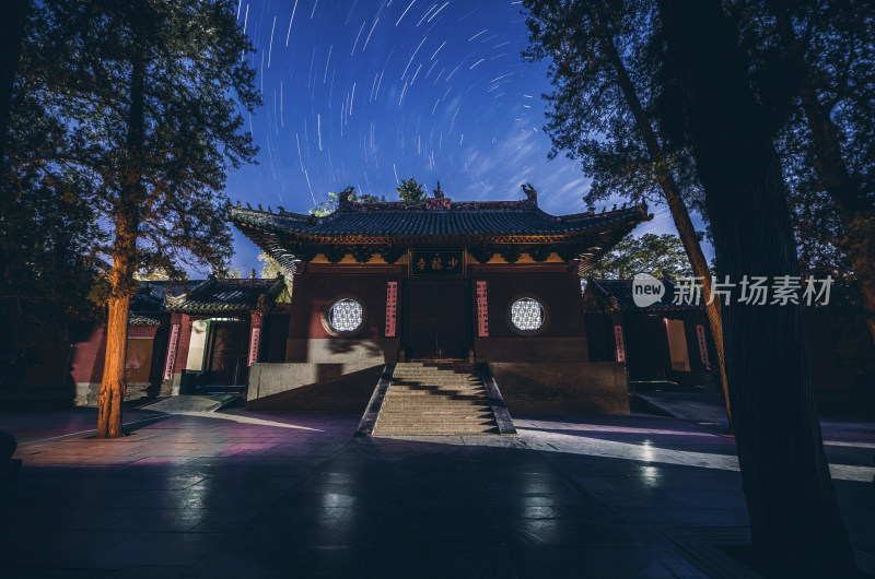 河南郑州登封少林寺山门夜景星轨