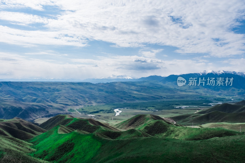 新疆蓝天白云下的雪山草原河流