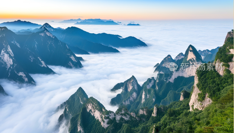 云雾缭绕的壮丽华山山景